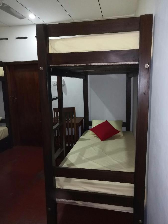 One More Day Hostel Weligama Ngoại thất bức ảnh