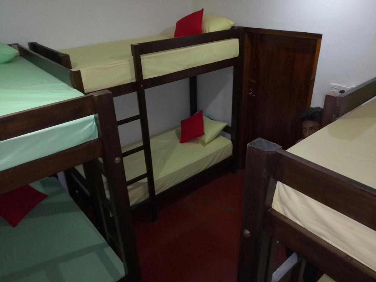 One More Day Hostel Weligama Ngoại thất bức ảnh